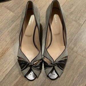 HOBBS Women’s Gray Due Tie Knot Peep Toe Heels size 41 US 9.5- vintage look